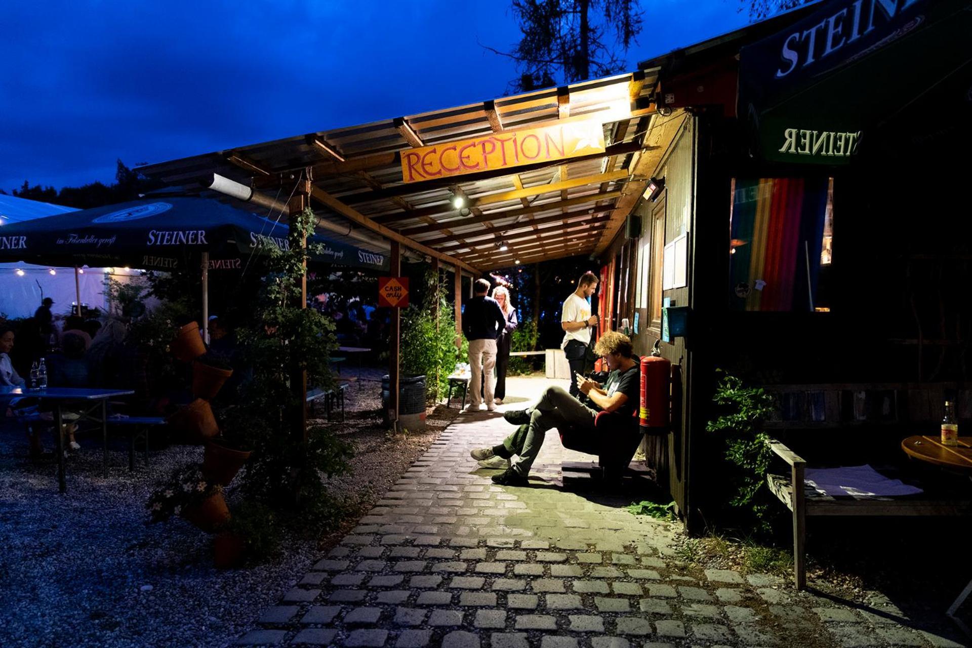The Tent - Youth Only - Buchung Leider Nur Bis 30 Jahre Moeglich! มิวนิก ภายนอก รูปภาพ